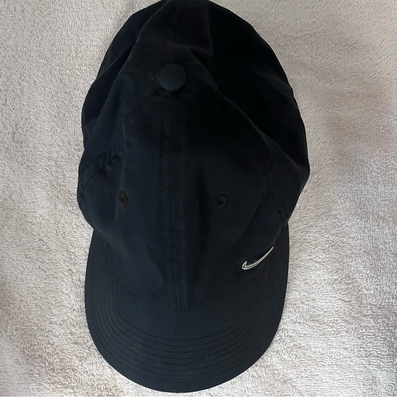 Nike Heritage 86 Adjustable Black & Metallic Silver Polyesther Ball Cap main image 12